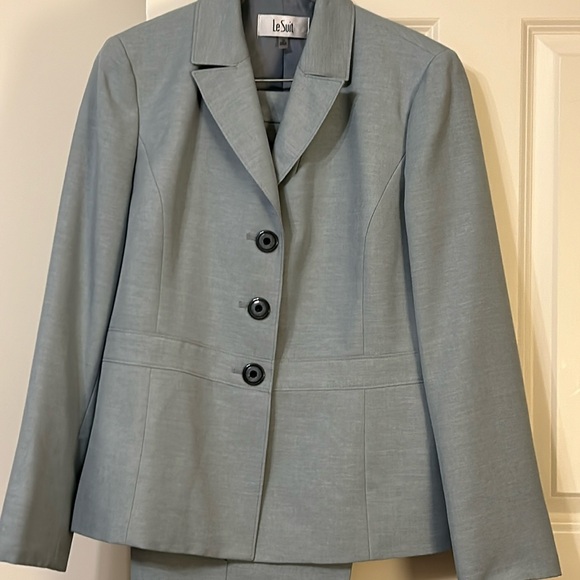 Pale Gray Vintage 2 Piece Single Breasted Pantsuit w Pearlized Buttons - Picture 2 of 7